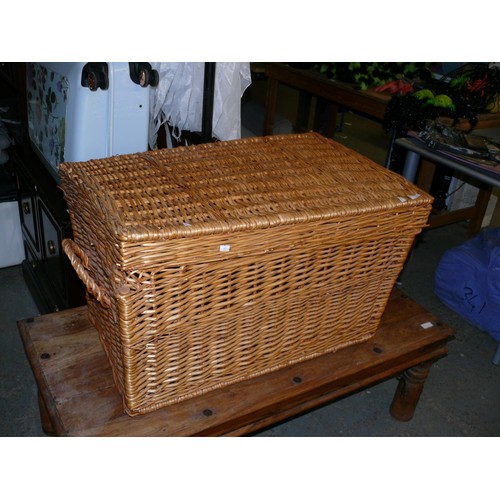 431 - VERY LARGE GOOD QUALITY WICKER HAMPER