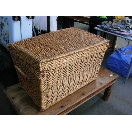 431 - VERY LARGE GOOD QUALITY WICKER HAMPER