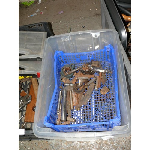 417 - LARGE CRATE OF VINTAGE TOOLS