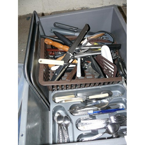 418 - LARGE CRATE OF KITCHENWARE