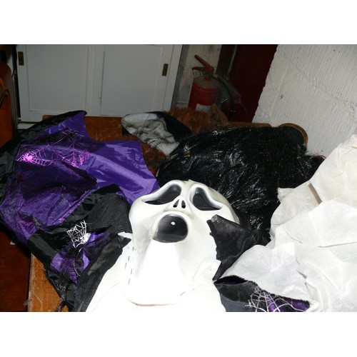 412 - HALLOWEEN DECORATIONS AND DRESSING UP ITEMS TO INCLUDE SCARY HANGINGS AND HATS ETC