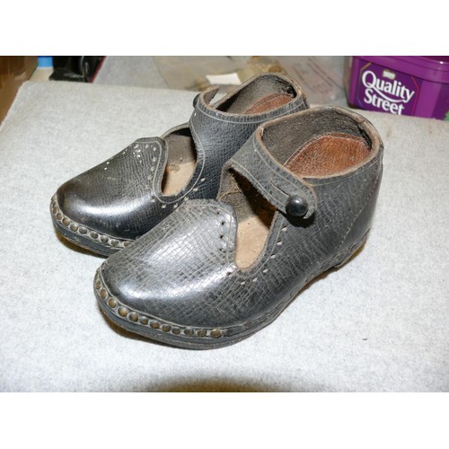 7 - PAIR OF CHILDS LANCASHIRE LEATHER WORK CLOGS, Circa 1800c