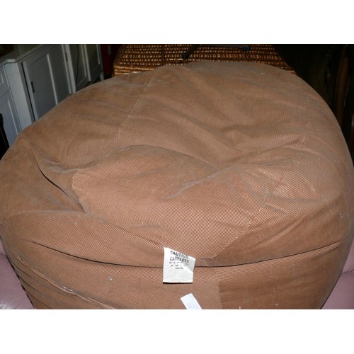 425 - LARGE TAN COLOURD BEANBAG