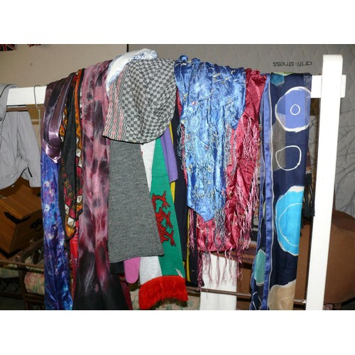 436 - LARGE COLLECTION OF NICE SCARVES