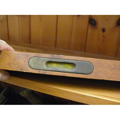 458 - LARGE VINTAGE WOODEN SPIRIT LEVEL, GOOD QUALITY WITH BRASS BASE