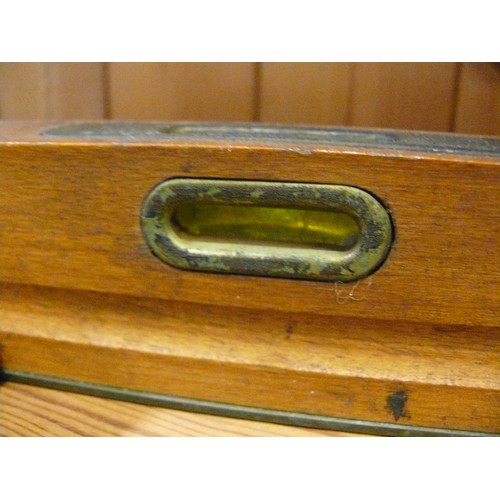 458 - LARGE VINTAGE WOODEN SPIRIT LEVEL, GOOD QUALITY WITH BRASS BASE