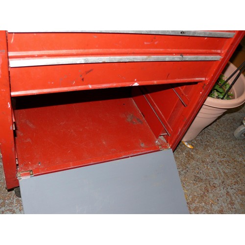 487 - CLARK HD PORTABLE RED METAL TOOL CHEST WITH DRAWERS AND CUPBOARD, ON WHEELS