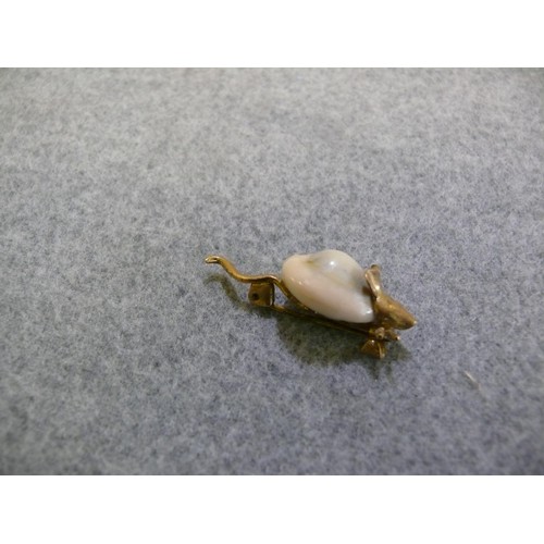 38 - A BEAUTIFUL BRASS MOUSE BROOCH WITH SHELL BODY