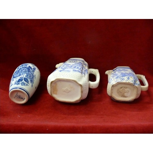 100 - 2 X ORIENTAL BLUE AND WHITE VINTAGE JUGS AND A BLUE AND WHITE VASE