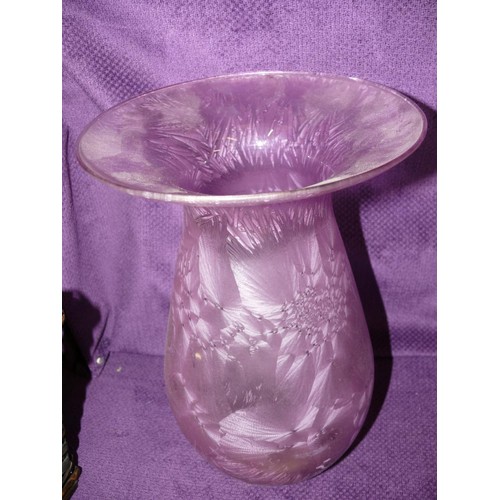 122 - LARGE AMBER GLASS BOWL AND A LARGE LILAC ART GLASS VASE