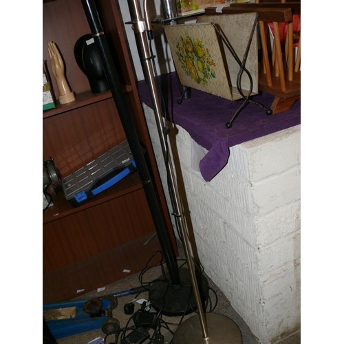 139 - A CHROME FLOOR STANDING LAMP WITH FLEXI READING LIGHT AND A BLACK FLOOR STANDING UPLIGHTER