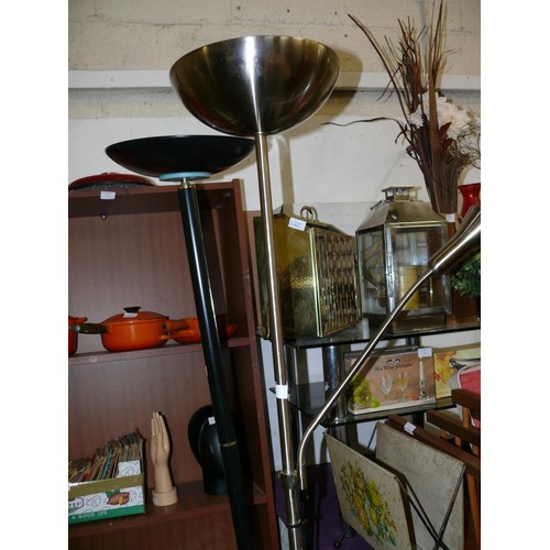 139 - A CHROME FLOOR STANDING LAMP WITH FLEXI READING LIGHT AND A BLACK FLOOR STANDING UPLIGHTER