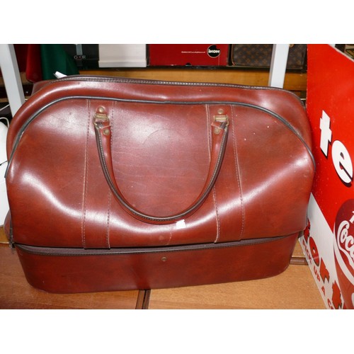 175 - LARGE VINTAGE LEATHER BOWLS BAG