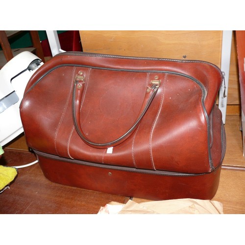 175 - LARGE VINTAGE LEATHER BOWLS BAG