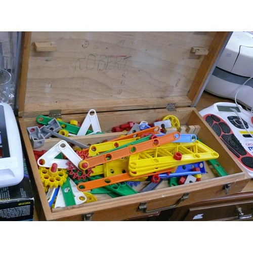 254 - A VINTAGE WOODEN BOX WITH CONTENTS OF TOY ENGINEER CONSTRUCTION SET