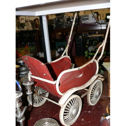 258 - VINTAGE SWAN DOLLS PUSHCHAIR