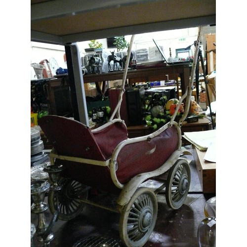 258 - VINTAGE SWAN DOLLS PUSHCHAIR