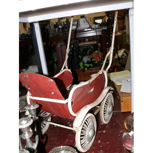 258 - VINTAGE SWAN DOLLS PUSHCHAIR