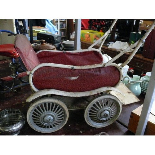 258 - VINTAGE SWAN DOLLS PUSHCHAIR