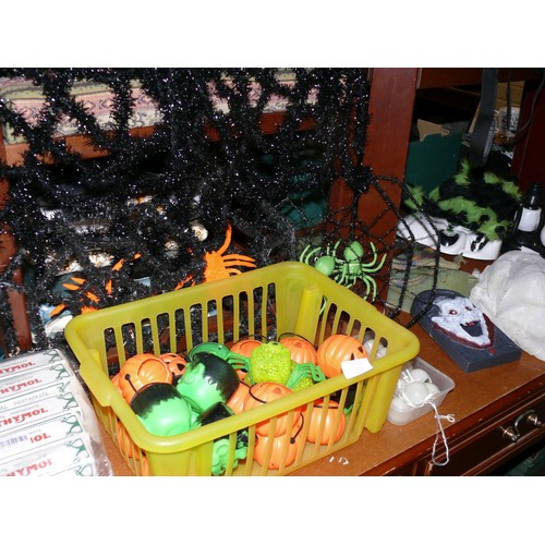 269 - NICE SELECTION OF HALLOWEEN DECORATIONS WITH LIGHT UP EYES AND SPOOKY SOUNDS