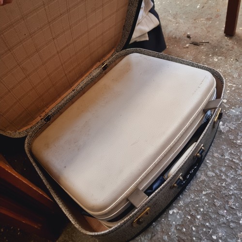 270 - 2 GOOD QUALITY LEATHER BRIEFCASES + A BLACK AND WHITE SUITCASE CONTAINING A SMALLER CREAM CASE & A Q... 