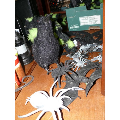 278 - COLLECTION OF SPOOKY HALLOWEEN DECORATIONS TO INCLUDE SPIDERS, BATS, SKULL HANGINGS ETC