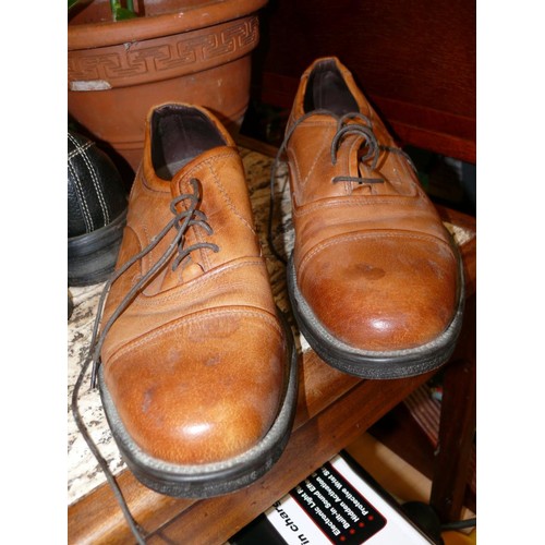 295 - A PAIR OF GENTS VERY GOOD QUALIITY LEATHER SHOES BY BARRATTS SIZE 10 BARELY WORN