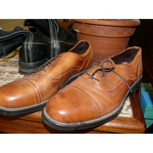 295 - A PAIR OF GENTS VERY GOOD QUALIITY LEATHER SHOES BY BARRATTS SIZE 10 BARELY WORN