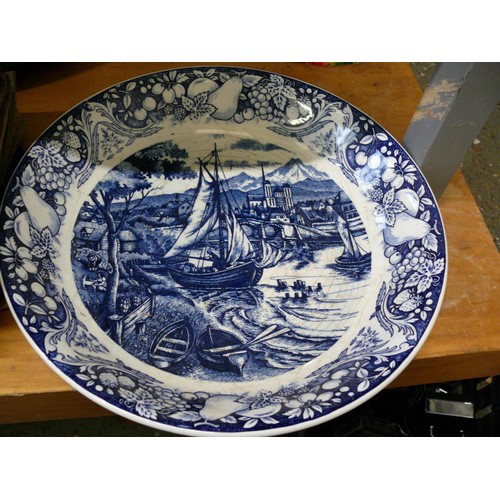 320 - VERY LARGE BLUE AND WHITE BOWL. VINTAGE.