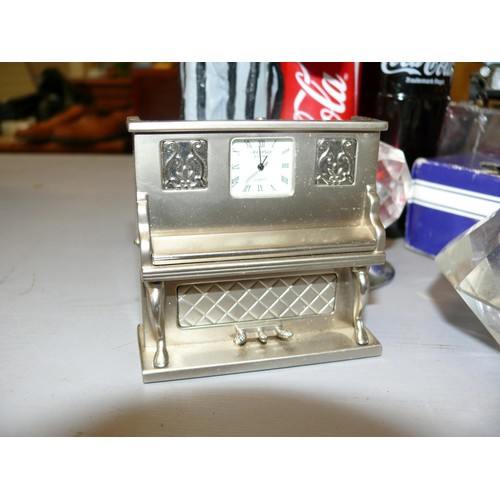 323 - MIXED LOT INC GLASS TABLE LIGHTER, LIMITED EDITION COCA-COLA BOTTLES, 2 X DIE-CAST VEHICLES, QUALCAS... 