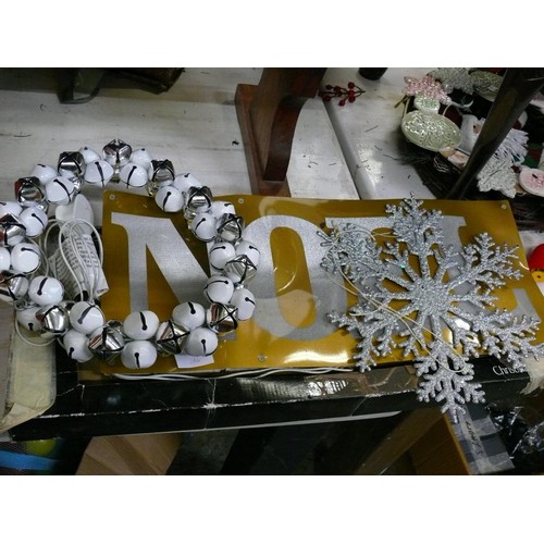 346 - GLITTER STAGS HEAD, LARGE LIGHT-UP NOEL SIGN. ELECTRIC. A METAL JINGLE-BELL WREATH IN SILVER & WHITE... 