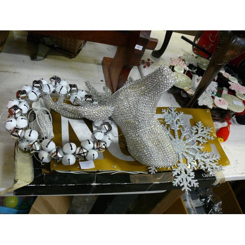 346 - GLITTER STAGS HEAD, LARGE LIGHT-UP NOEL SIGN. ELECTRIC. A METAL JINGLE-BELL WREATH IN SILVER & WHITE... 