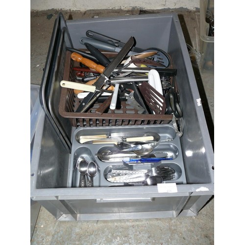 418 - LARGE CRATE OF KITCHENWARE