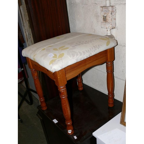 421 - SMALL PINE LEGGED STOOL WITH PADDED LEAF DESIGN SEAT