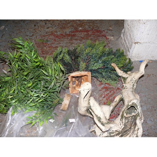 497 - FISH TANK FOLIAGE AND ORNAMENTS, GOOD QUALITY