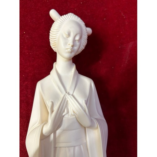 67 - A VERY ELEGANT JAPANESE LADY FIGURE ON A MARBLE BASE - 48CM