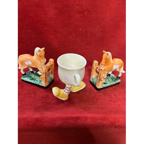 72 - CARLTON WALKING WARE MUG AND A PAIR OF CERAMIC HORSE BOOKENDS