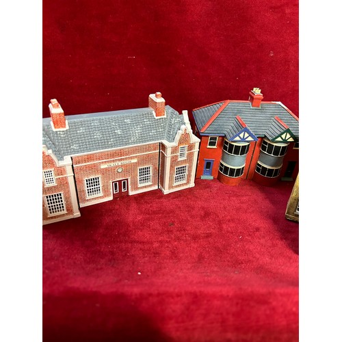 91 - HORNBY AND OTHER RAILWAY BUILDINGS -CERAMIC / RESIN