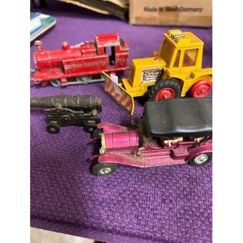 154 - VINTAGE DIE CAST VEHICLES INCLUDING BRITISH RAILWAYS 7118 LOCO, MATCHBOX SUPERKINGS TRACTOR, LESNEY ... 