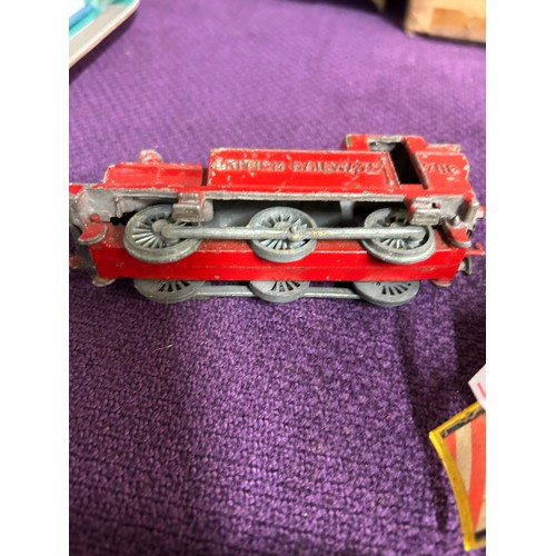 154 - VINTAGE DIE CAST VEHICLES INCLUDING BRITISH RAILWAYS 7118 LOCO, MATCHBOX SUPERKINGS TRACTOR, LESNEY ... 