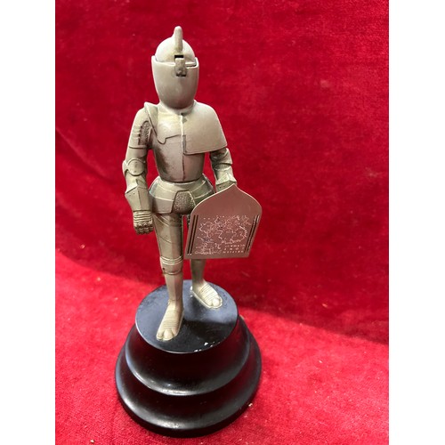 118 - AN UNUSUAL VINTAGE KNIGHT IN ARMOUR MUSICAL CIGARETTE LIGHTER