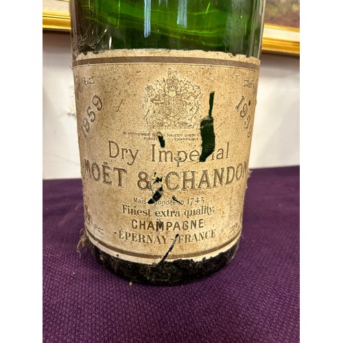 126 - A VERY LARGE VINTAGE CHAMPAGNE BOTTLE - MOET & CHANDON 1959 - 58CM HIGH