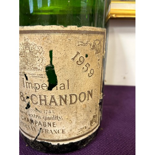 126 - A VERY LARGE VINTAGE CHAMPAGNE BOTTLE - MOET & CHANDON 1959 - 58CM HIGH