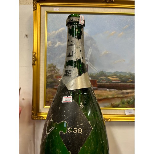 126 - A VERY LARGE VINTAGE CHAMPAGNE BOTTLE - MOET & CHANDON 1959 - 58CM HIGH