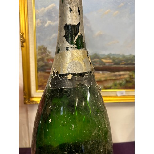 126 - A VERY LARGE VINTAGE CHAMPAGNE BOTTLE - MOET & CHANDON 1959 - 58CM HIGH