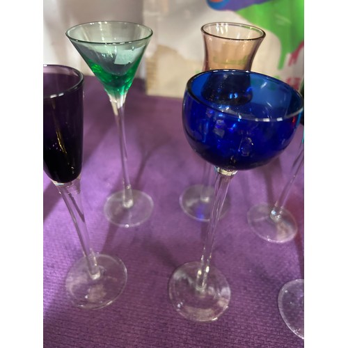 141 - A HARLEQUIN SET OF 6 LIQUEUR GLASSES ON LONG STEMS