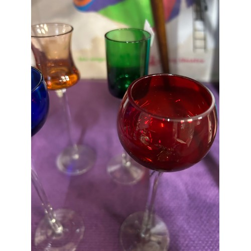 141 - A HARLEQUIN SET OF 6 LIQUEUR GLASSES ON LONG STEMS