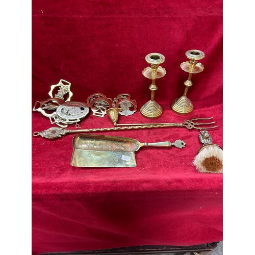 142 - VINTAGE BRASSWARE INCLUDING A TOASTING FORK, CANDLESTICKS, HORSE BRASSES, DOG HEARTH BRUSH ETC