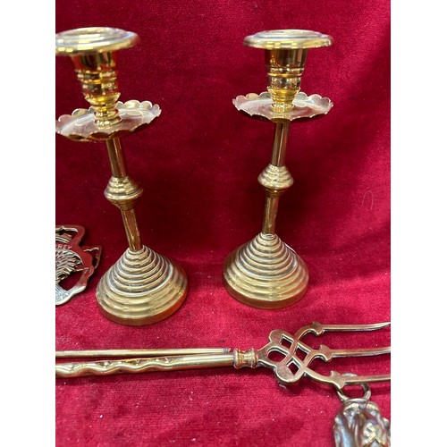 142 - VINTAGE BRASSWARE INCLUDING A TOASTING FORK, CANDLESTICKS, HORSE BRASSES, DOG HEARTH BRUSH ETC