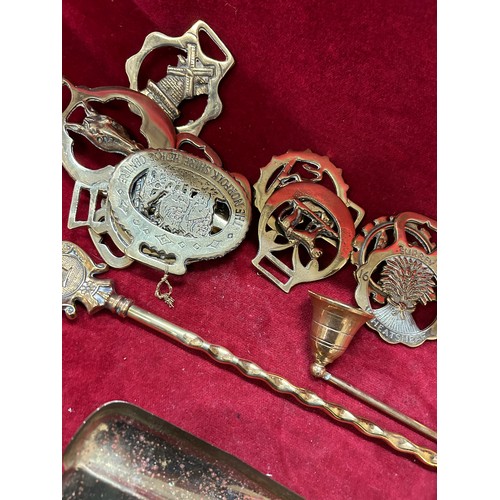 142 - VINTAGE BRASSWARE INCLUDING A TOASTING FORK, CANDLESTICKS, HORSE BRASSES, DOG HEARTH BRUSH ETC